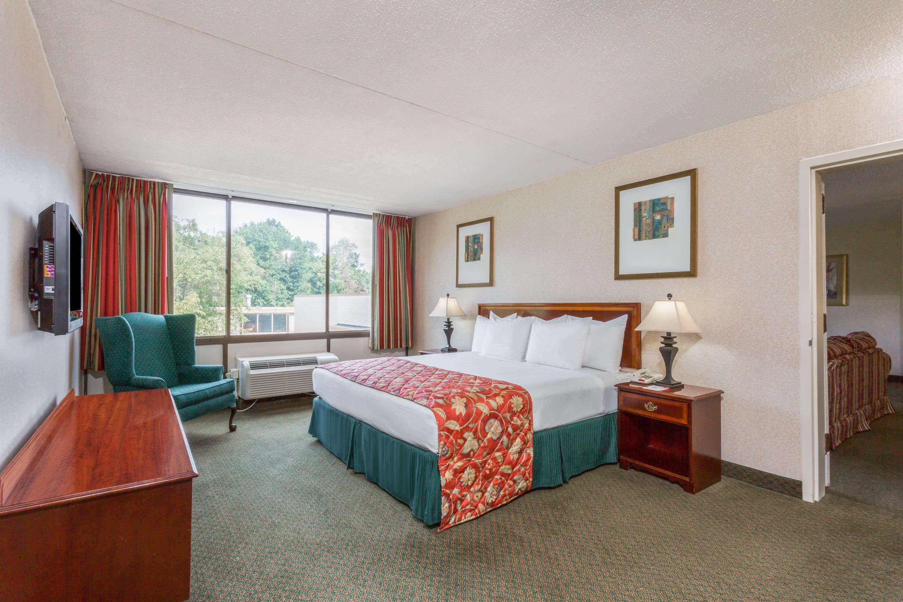 Ramada By Wyndham Triangle/Quantico Hotell Exteriör bild