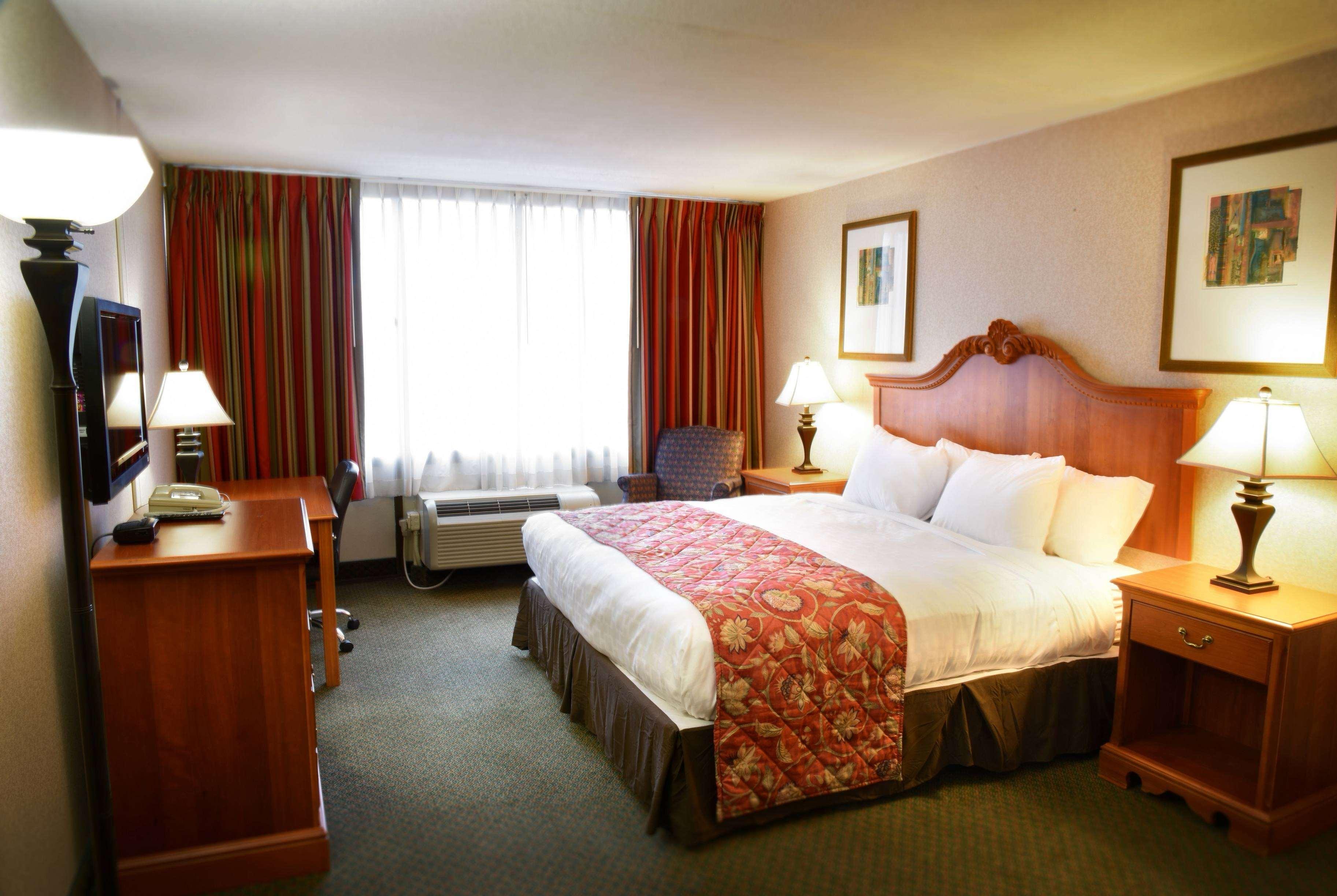 Ramada By Wyndham Triangle/Quantico Hotell Exteriör bild