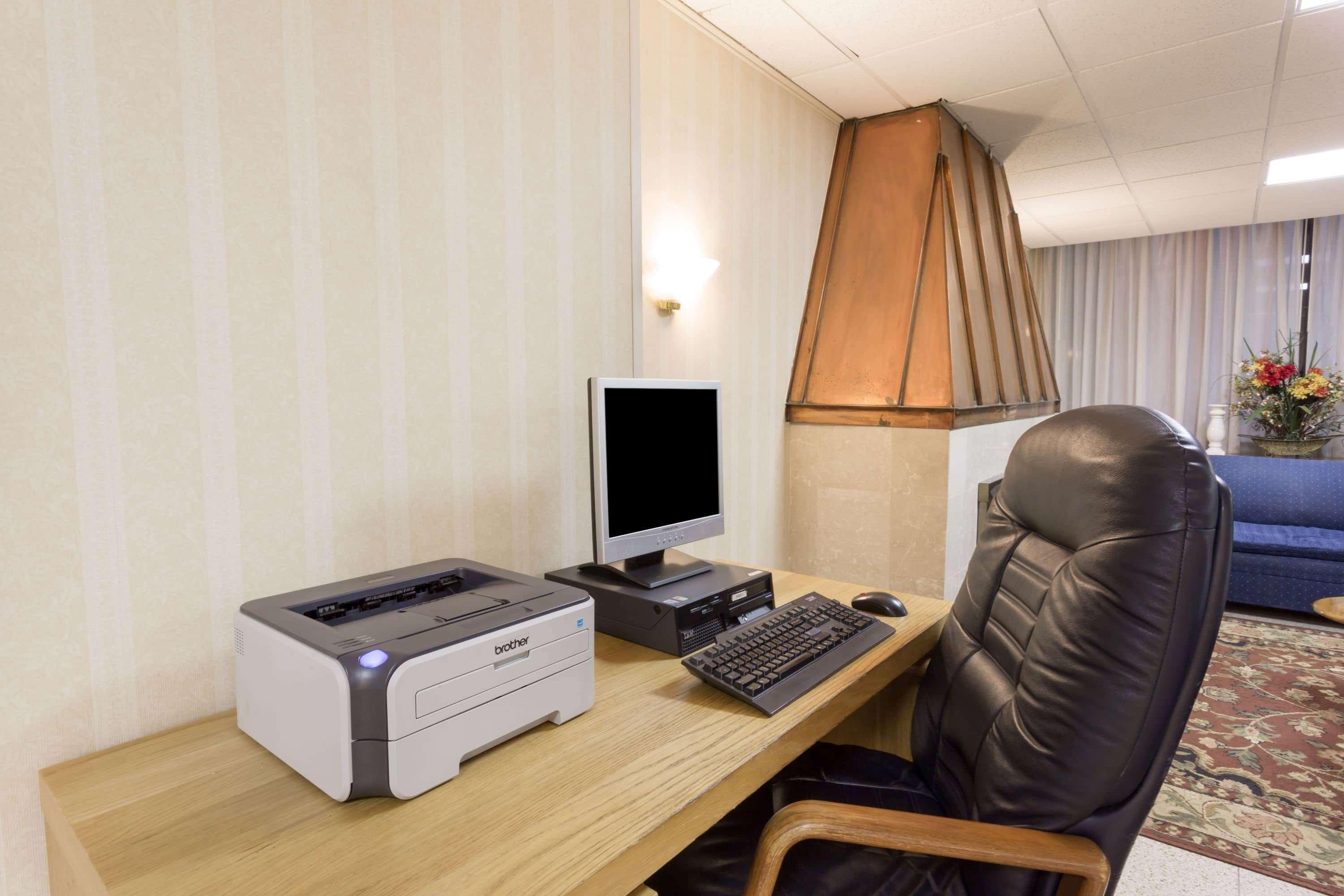 Ramada By Wyndham Triangle/Quantico Hotell Exteriör bild