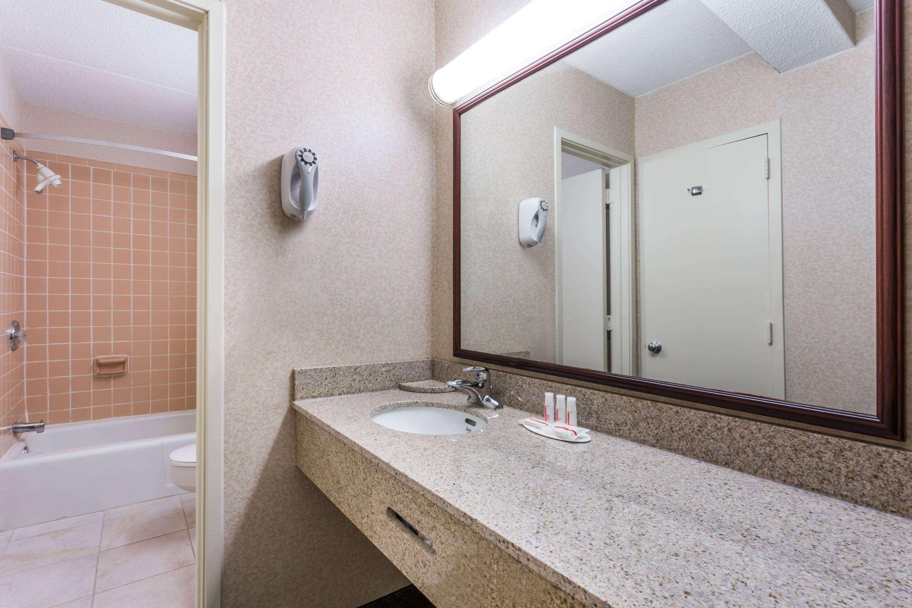 Ramada By Wyndham Triangle/Quantico Hotell Exteriör bild