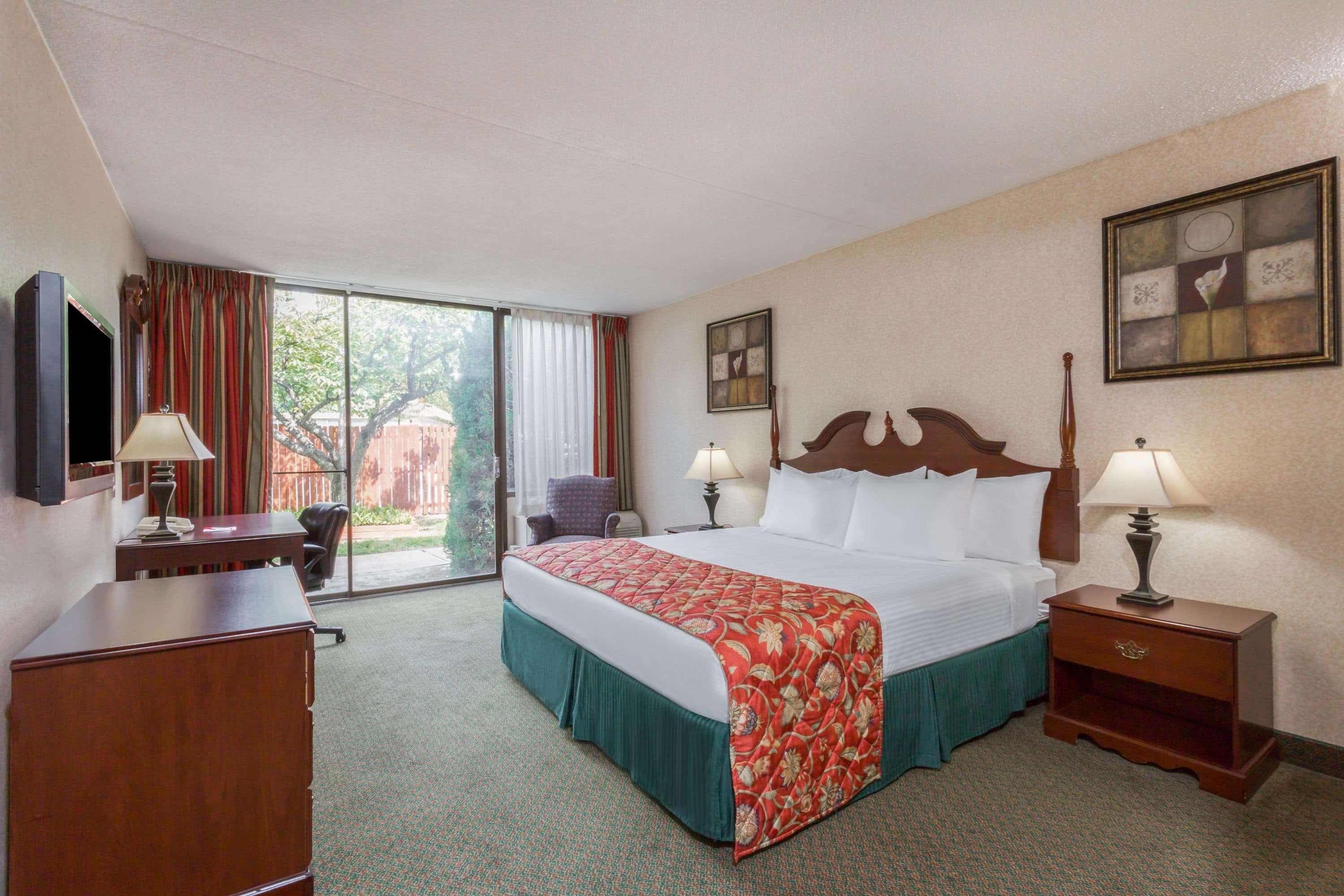 Ramada By Wyndham Triangle/Quantico Hotell Exteriör bild