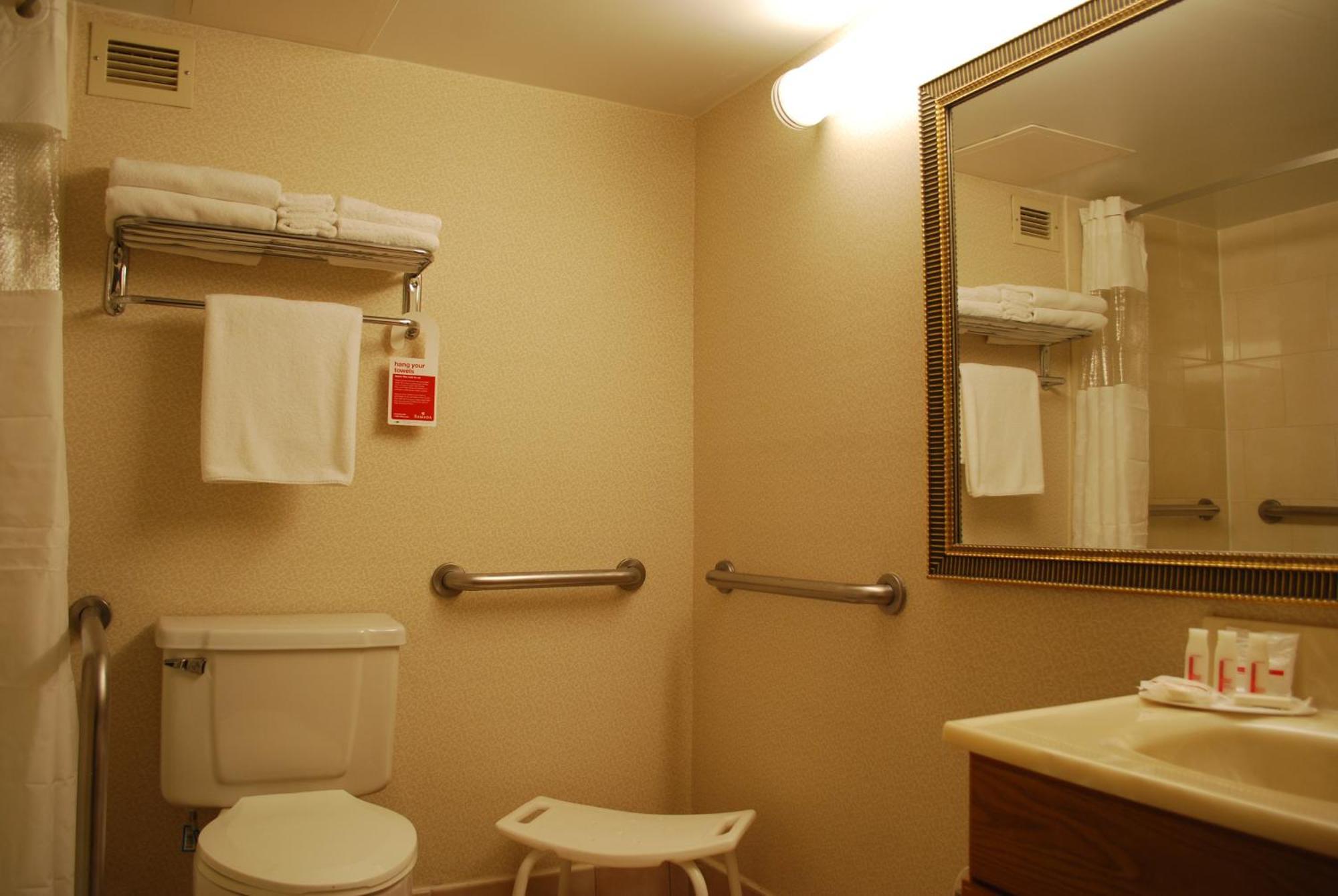 Ramada By Wyndham Triangle/Quantico Hotell Rum bild